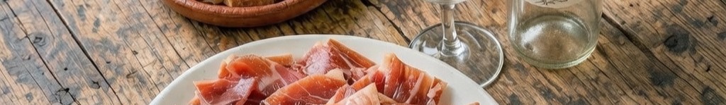 Mesa con tapa de jamón con vino , TBB el Sabio Borracho